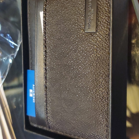 -mensMichael kors Reid tech card case browngorgeous other on here black new